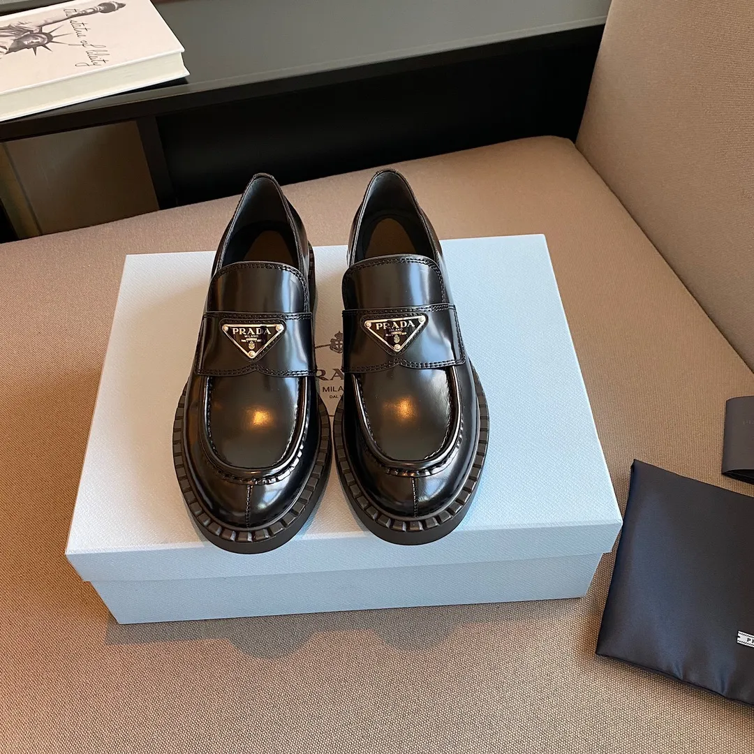 👟👟Ex-factory price 480👟👟 PRADA Prada's 2021 spring and summer upgraded version of the triangular logo Loaf slippers. Compared with last year's old loafers, the triangle logo of this one has been changed to silver, and a gear print design has been added to the welt. It feels more delicate and fashionable! The thick-soled design can add a lot of height to your feet!  Purchase the original, disassemble and reproduce it to restore the authentic taste. The top purchasing version!  qThe upper is made of original open-edge beaded cowhide, which is super textured. The lining is made of top-grade mixed sheepskin. The ZP molded outsole is non-slip and wear-resistant. The code number is 35-41.